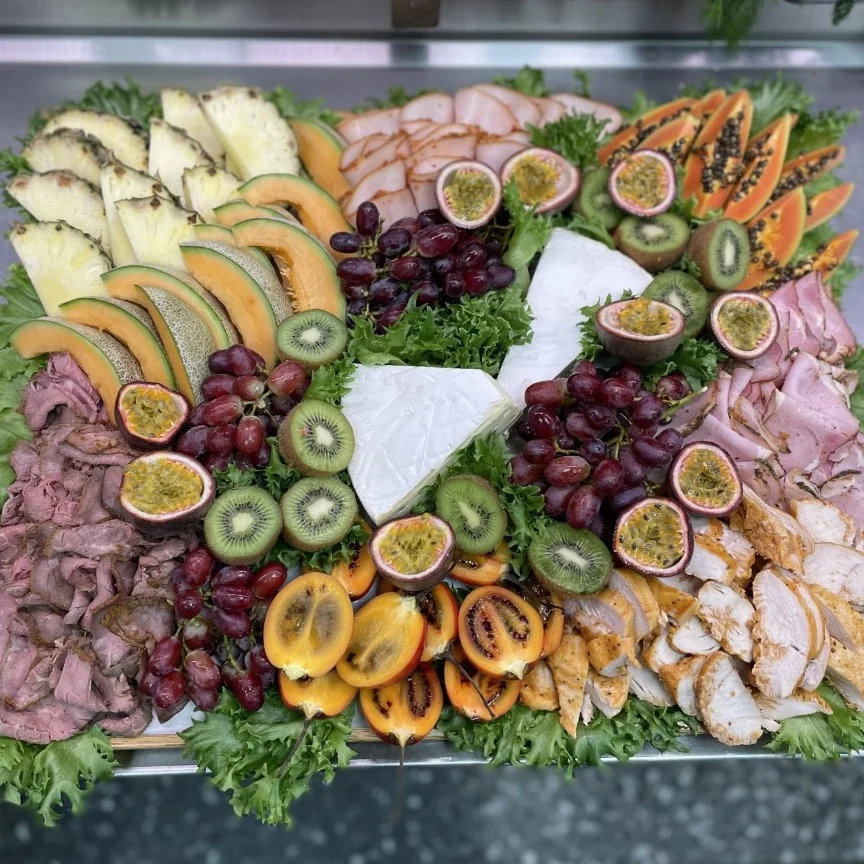 En planka med massa gott på bland annat exotiska frukter. Planka exotisk, exotisk planka, planka varberg, varberg planka, planka för flera.