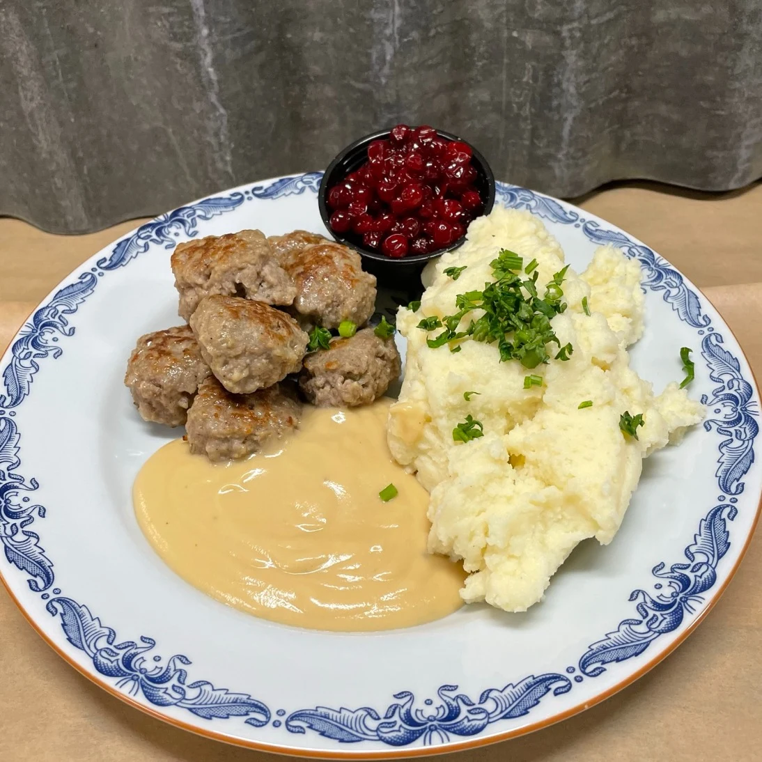 Köttbullar m potatis
