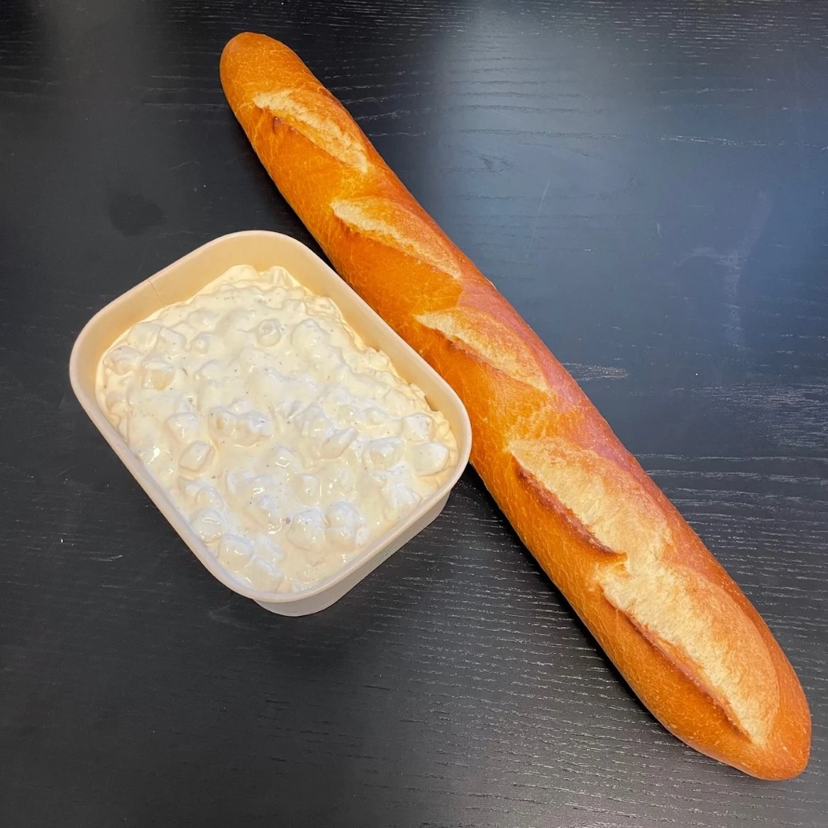 Baguette och god potatissallad, sweetchilipasta eller pastasallad