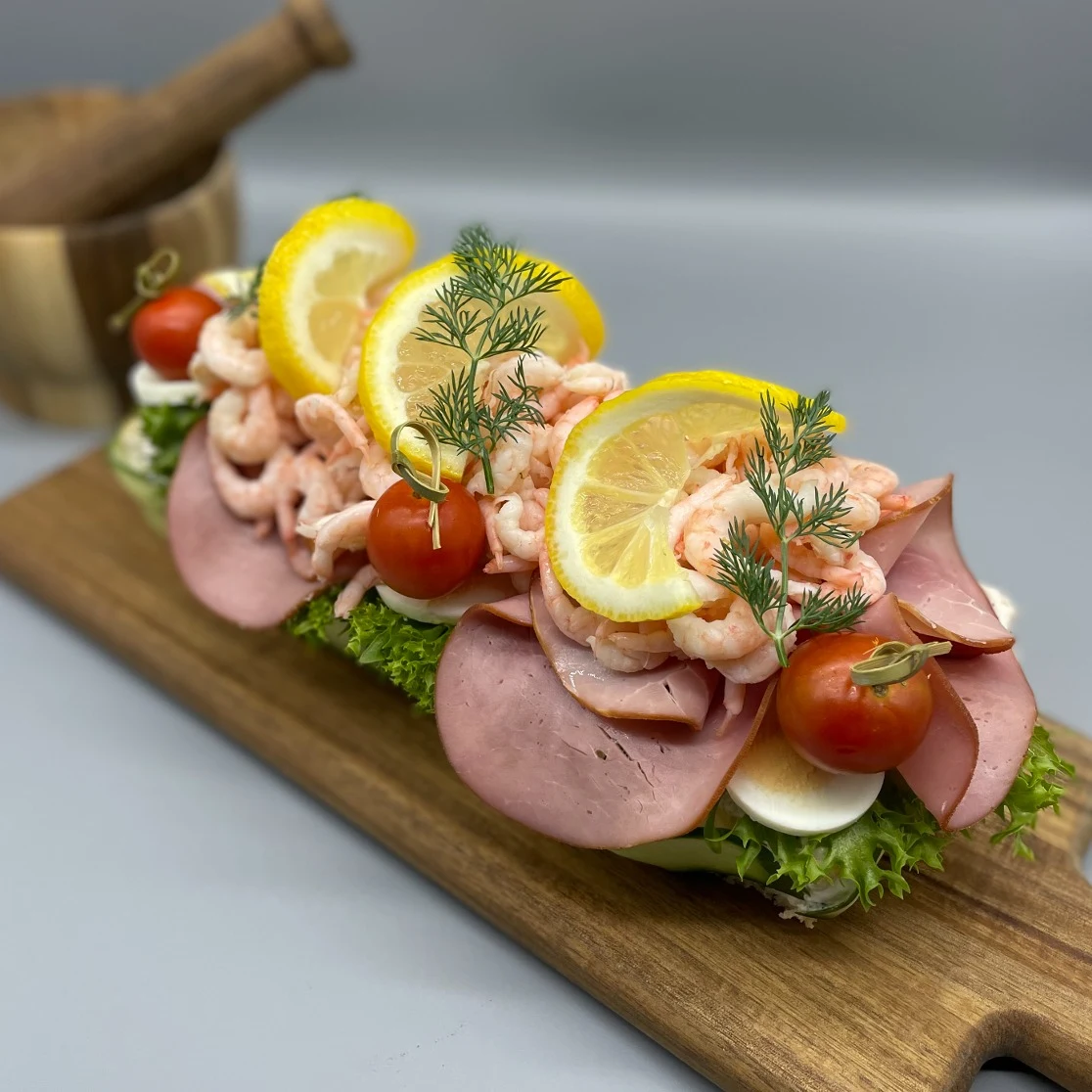Räk och skinksmörgåstårta