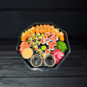 Ett fat med en massa bitar sushi.