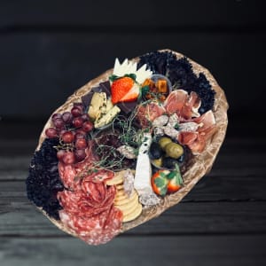 En tapasbricka med en massa gott till alla hjärtans dag.