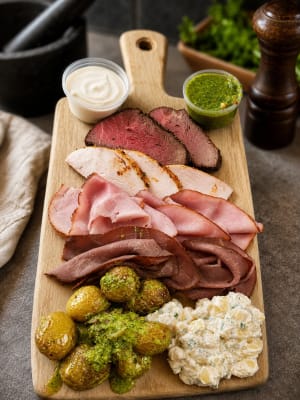 Kallskuren buffe med potatissallad och kött