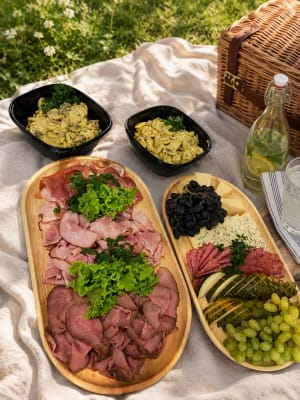 Charkbricka med fransk potatissallad