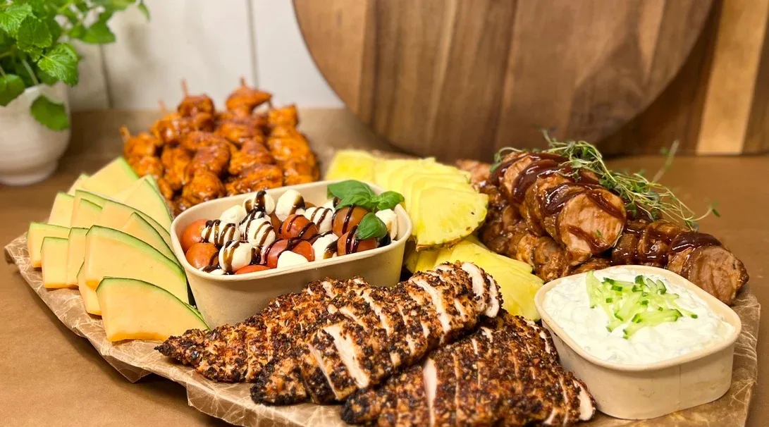 Trevligt grillfat, med bla kycklingspett, fläskfilé och melon.