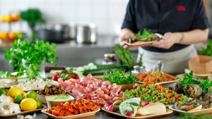 Massa olika sorters buffémat, olika råvaror som grönsaker, örter, frukt och kött.