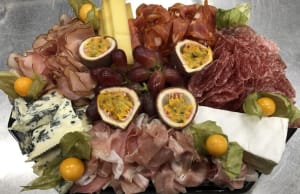 Tapasfat med 4 kött varianter och 3 ostar. Frukt efter säsong