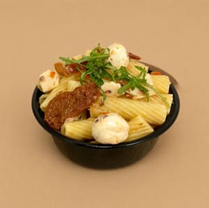 italiens pastasallad med mozzarellabollar