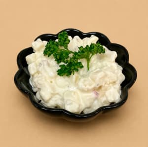 potatisssallad med persilja på toppen