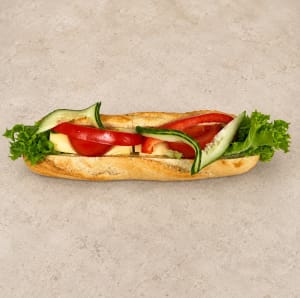 Baguette med ost, sallad, gurka, tomat och paprika.