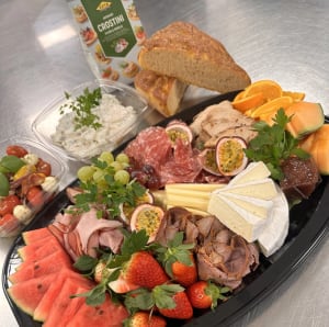 En uppskattad buffé med grillad rostbiff, kycklingfilé, rökt skinka, salami, brieost, gruyere, fikonmarmelad, tomat- och mozzarellasallad, potatissallad, crostini och foccacia.