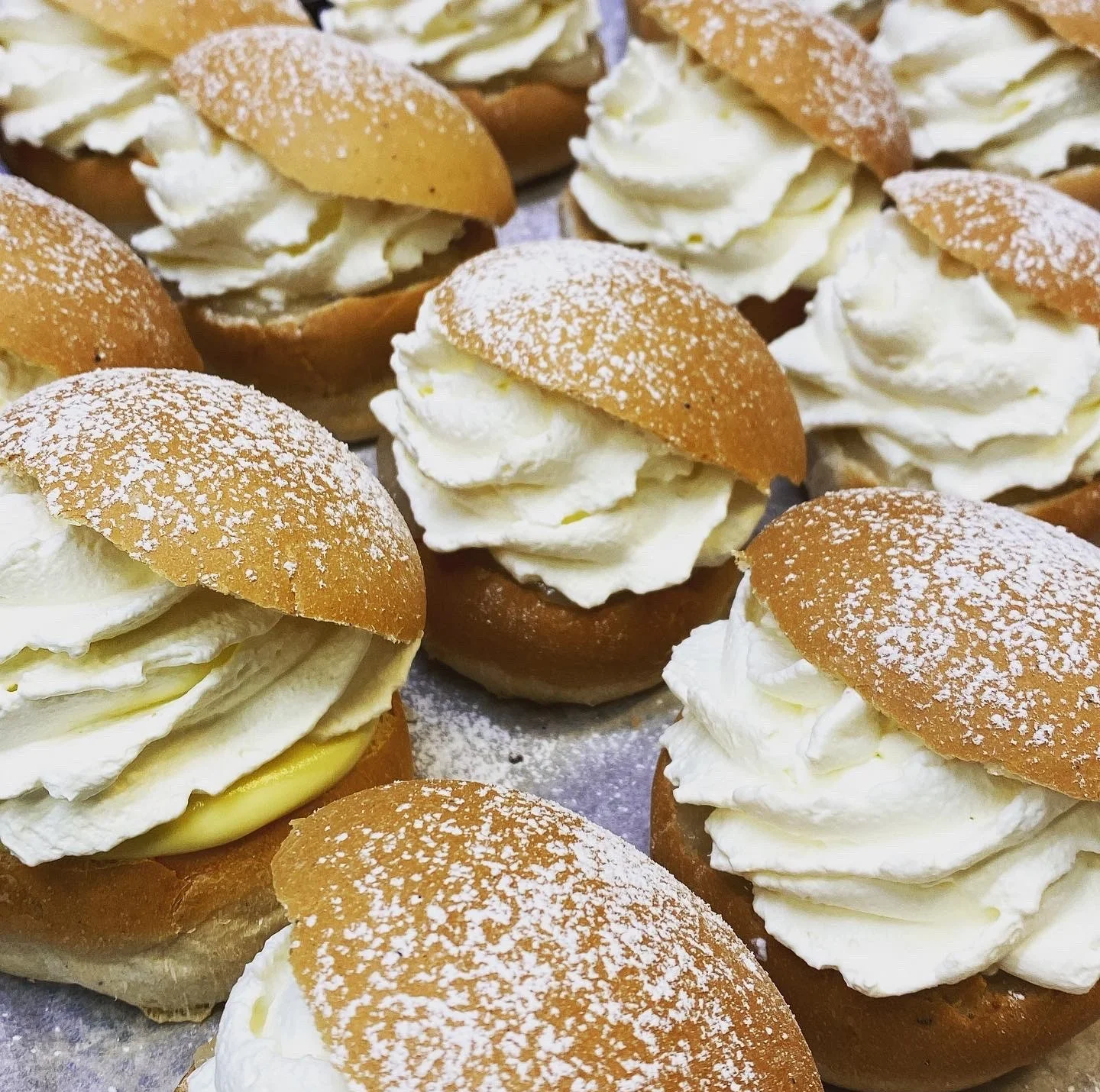 Semlor med vaniljkräm som fyllning och vispgrädde