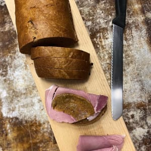 Bageriets egna vlrtbröd med russin.