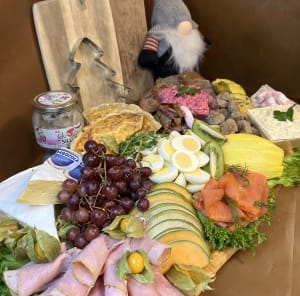 Julplanka - Allt det goda som tillhör julen. Julskinka, rostbiff, köttbullar, löksill, kallrökt lax, ägghalvor, västerbottenpaj, 5 sorters frukt, 2 sorters ostar, vitkålssallad, rödbetssallad, avsluta med en god juleskum.