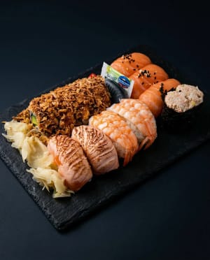 5 NIGIRI LAX / 2 NIGIRI RÄKA / 5 FISKKÖTT MED KRABBSMAK