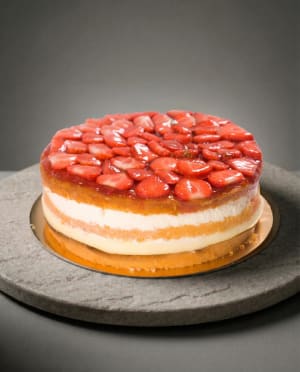 Jordgubbstårta med gelé och vaniljkräm.