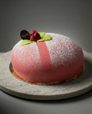 Tårta fylld med jordgubbsgrädde och vaniljkräm.