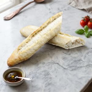 En något grövre baguette med surdeg och knaprig skorpa och saftigt, lite segt inkråm.