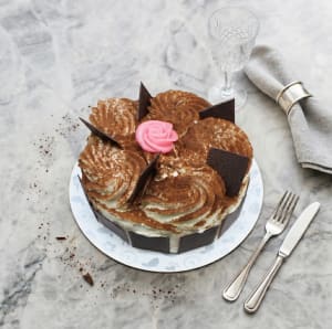 Klassisk favorit med nötmarängbottnar fyllda med luftig vispgrädde. Traditionsenligt dekorerad med chokladrutor.