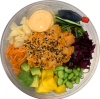 Poke bowl Kimchilax i en skål med chilimajonnäs