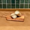 Wrap med skagenröra på en träskärbräda framför ett grönt kakel