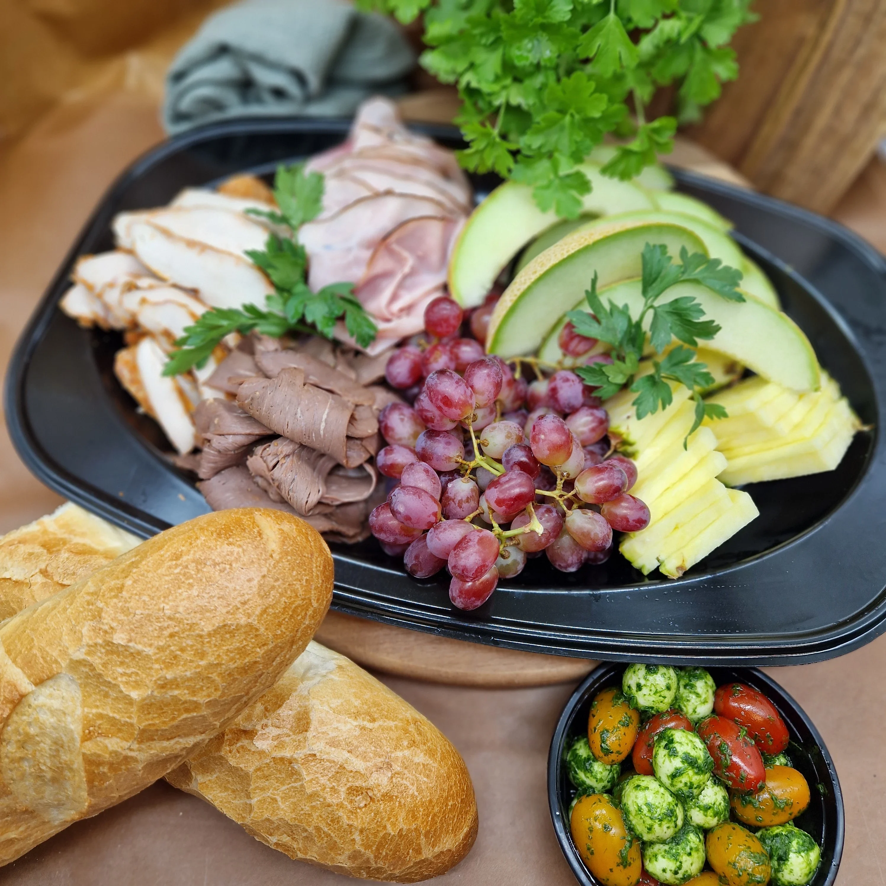 Sommarbuffé med baguette och tomat- och mozzarellasallad på sidan