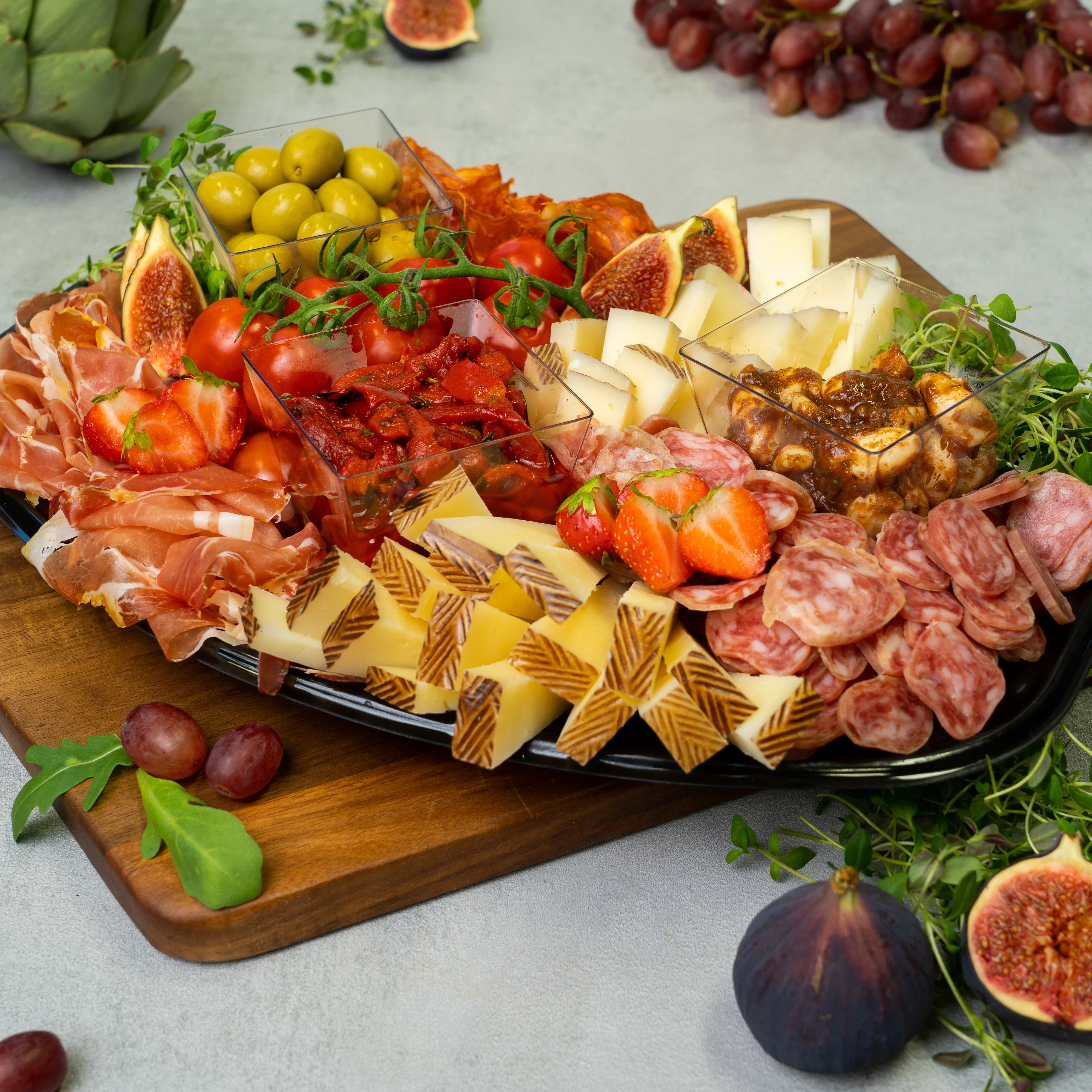 Ett spanskt chark- och ostfat med serrano, chorizo iberico, fuetsalami, manchego och queso iberico.