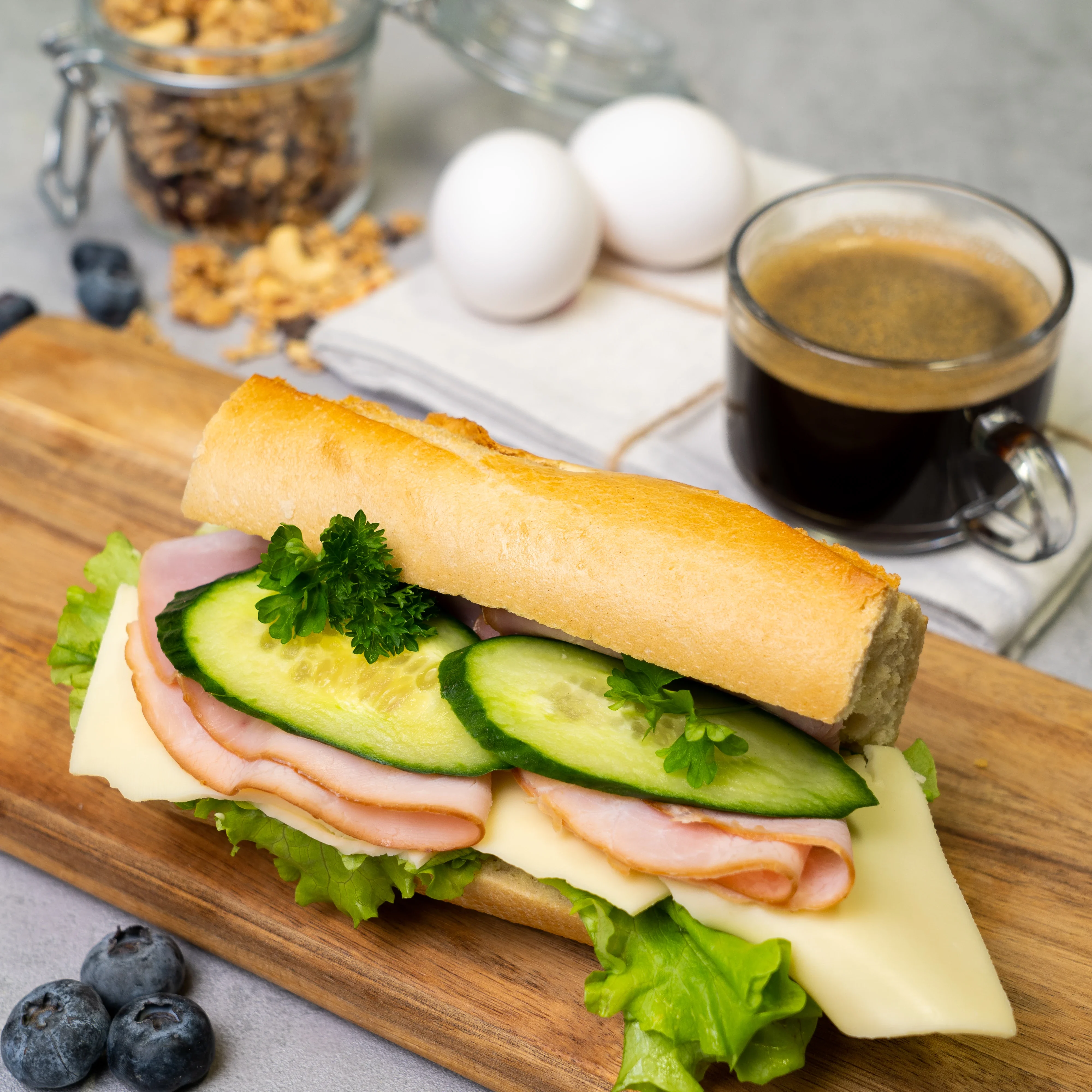 En baguette med ost och skinka, sallad och gurka.