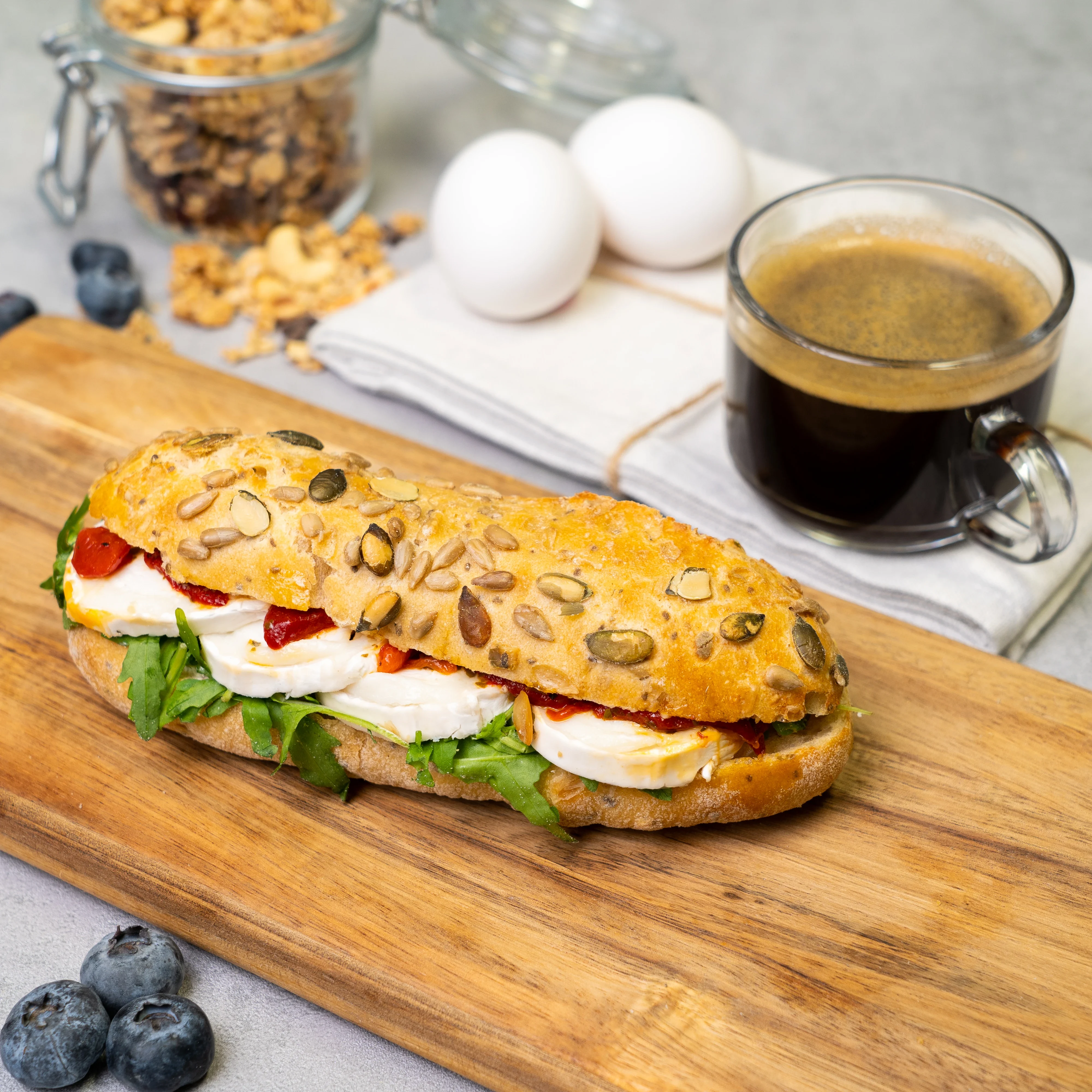 En ciabatta med pumpa- och chiafrö med chevre, grillad paprika och ruccola.