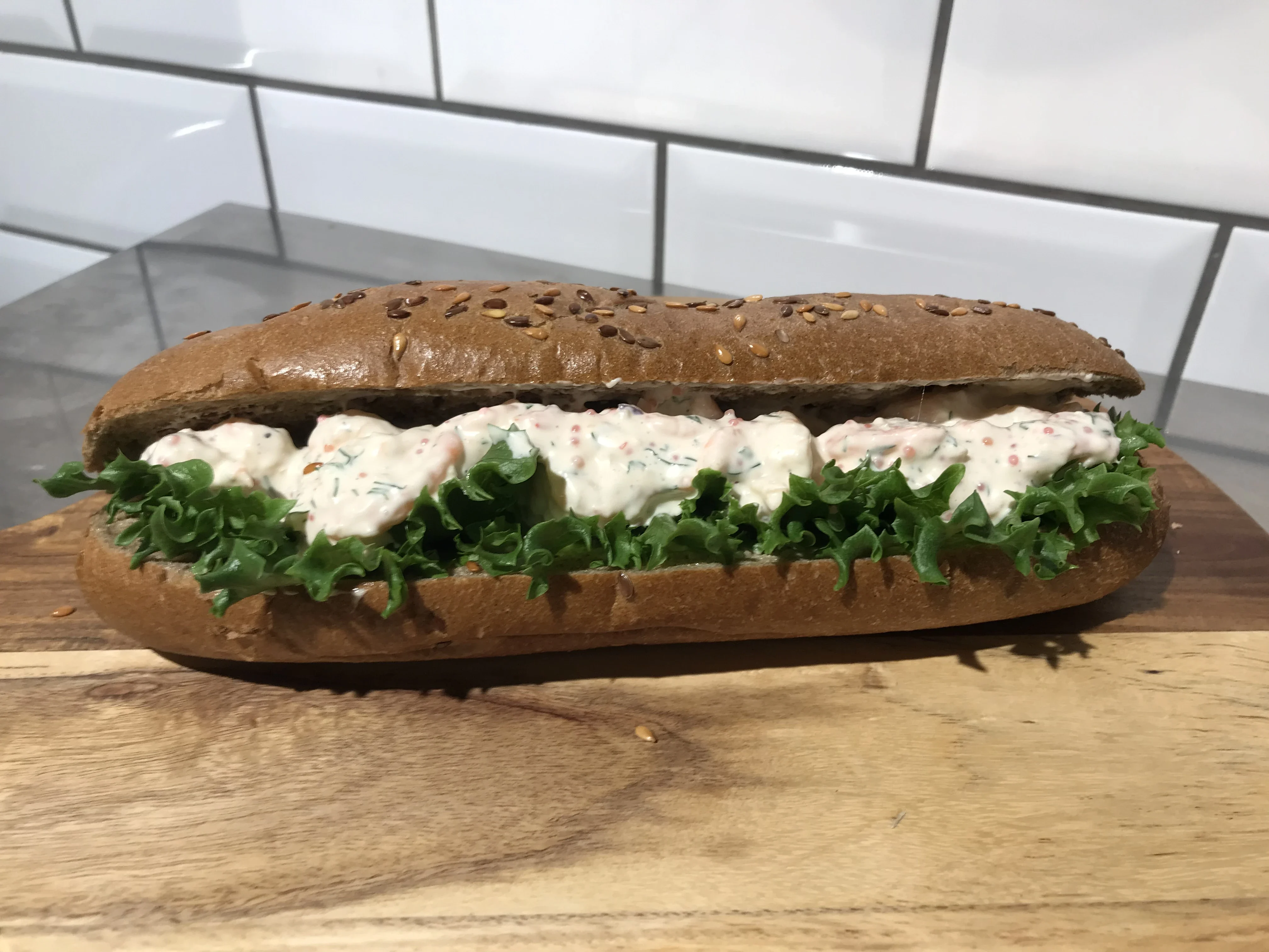 En god smakrik baguette fylld med vår egen skagenröra