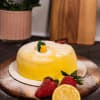 Sockerkaksbotten, vaniljkräm, citronkräm, jordgubbsgrädde  och citronmarsipan.