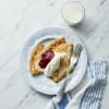 Goda pannkakor med grädde och sylt