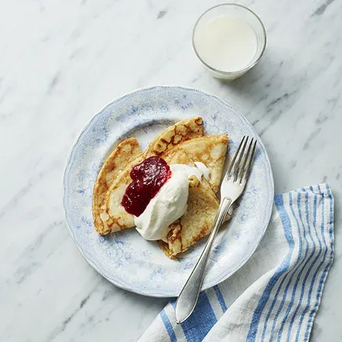 Goda pannkakor med grädde och sylt