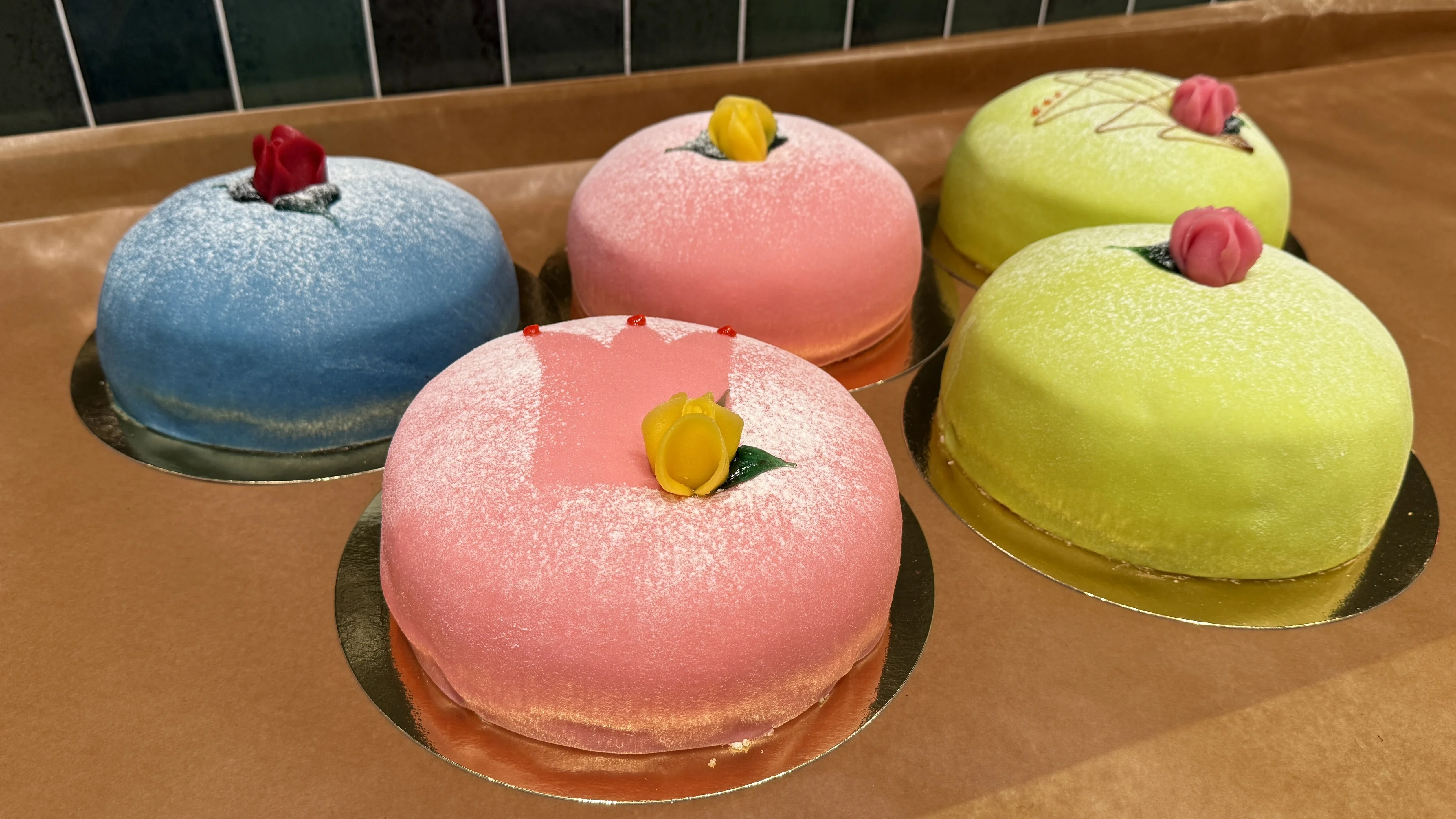 5st marsipantårtor med blå, rosa & grönt täcke