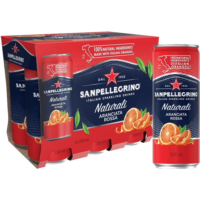 Bild på en röd burk Sanpellegrino. Man ser även ett 6-pack i paket bakom den ensamma burken.