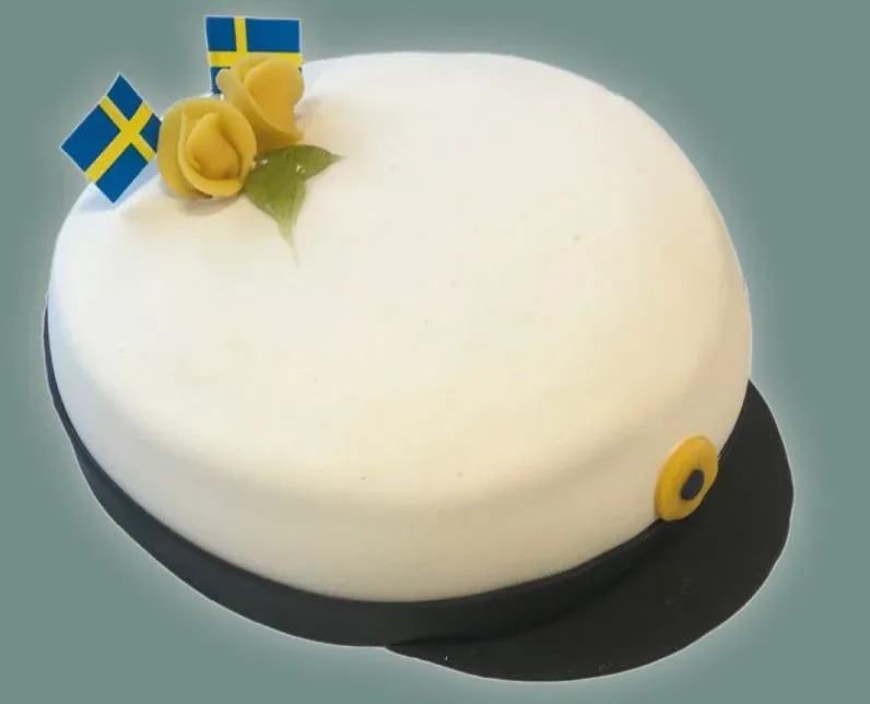 Princesstårta gjord som en studentmössa
