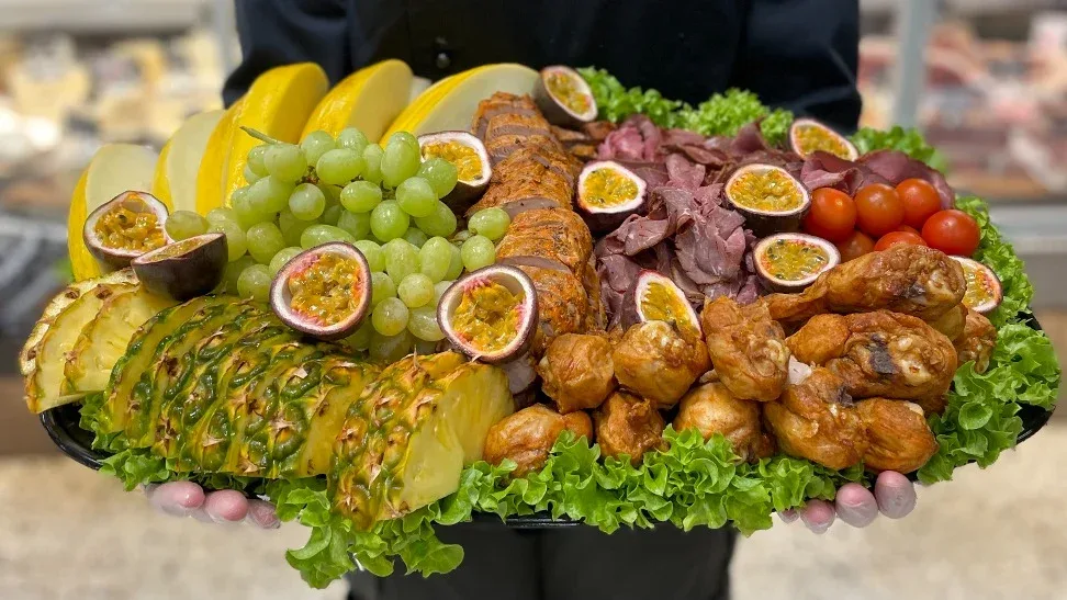 charkfat med olika skinkor med tomater