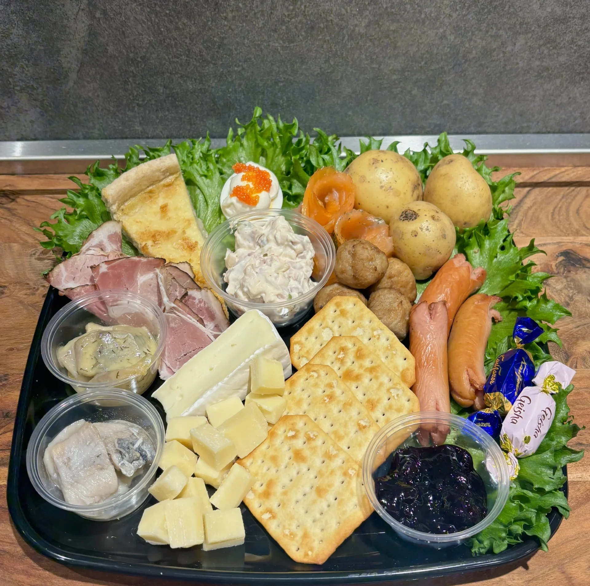 Smörgåstårta med lax och räkor