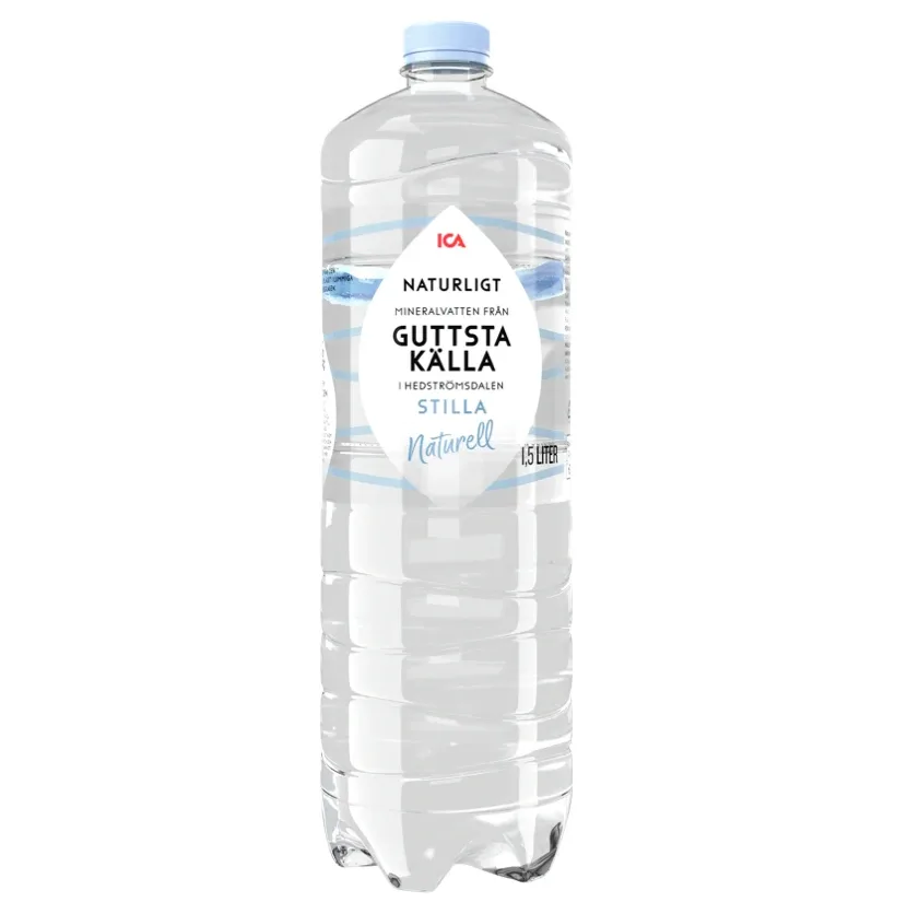 Genomskinlig flaska. 1,5L. Vatten. Ica logga på. Svart och blå text: Guttsta Källa. Stilla Naturell. ICA.