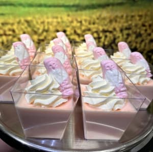 Skumtomtepannacotta dekorerad med grädde och skumtomte.