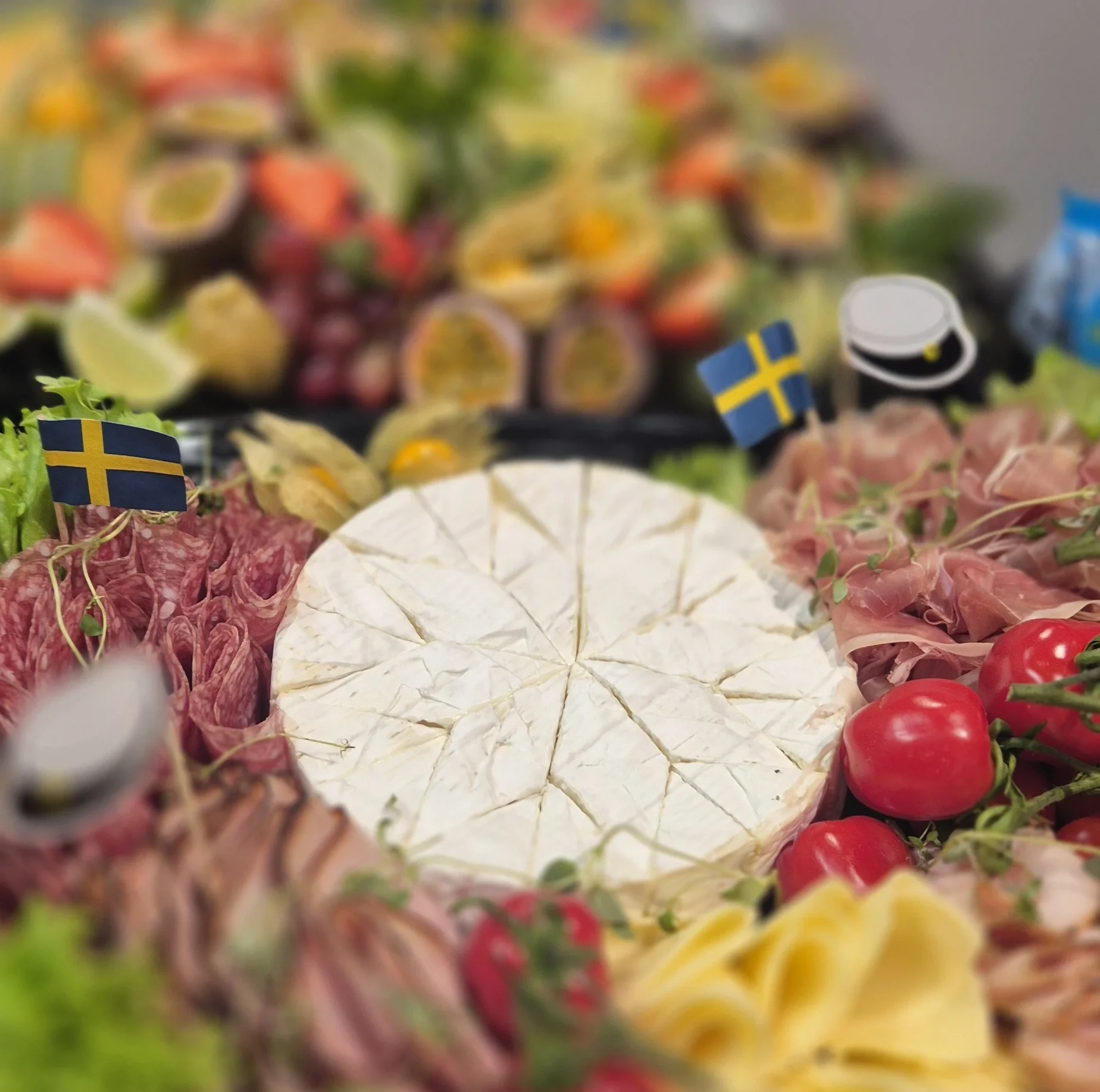 Lyxiga studentfrukost med fräscha frukter och härlig chark.