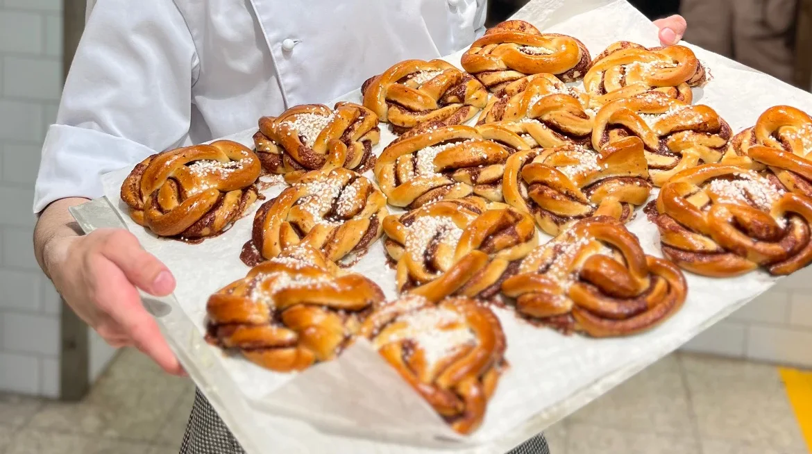 Fira Kanelbullens dag med oss! För varje bulle du beställer skänker vi dessutom 1 krona till Ajabaja Cancer. En god gärning i dubbel bemärkelse!