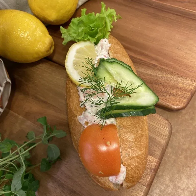 baguette med skagenröra, toppad med grönsaker