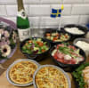 olika fat med olika mat som passar en buffe. skivad kycklingfile, skivad rostbiff, skivad marinerad fläskfile, ost och skinkpaj, melonsallad, grönsallad, pastasallad, potatissallad, fetaostkräm, fruktfat med två stycken olika ostar