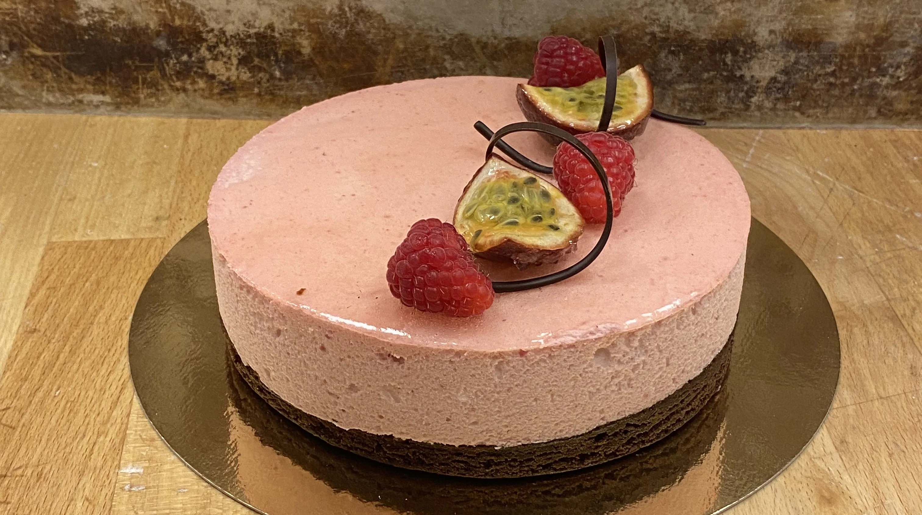 Bild på en hallon- och passionstårta.