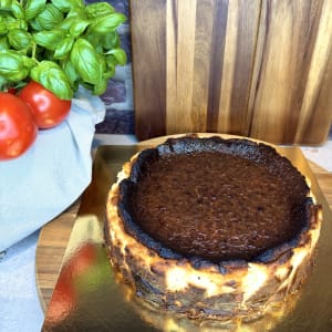 Vår baskiska cheesecake med sin karaktäristiskt mörka yta och härligt krämiga mitt.