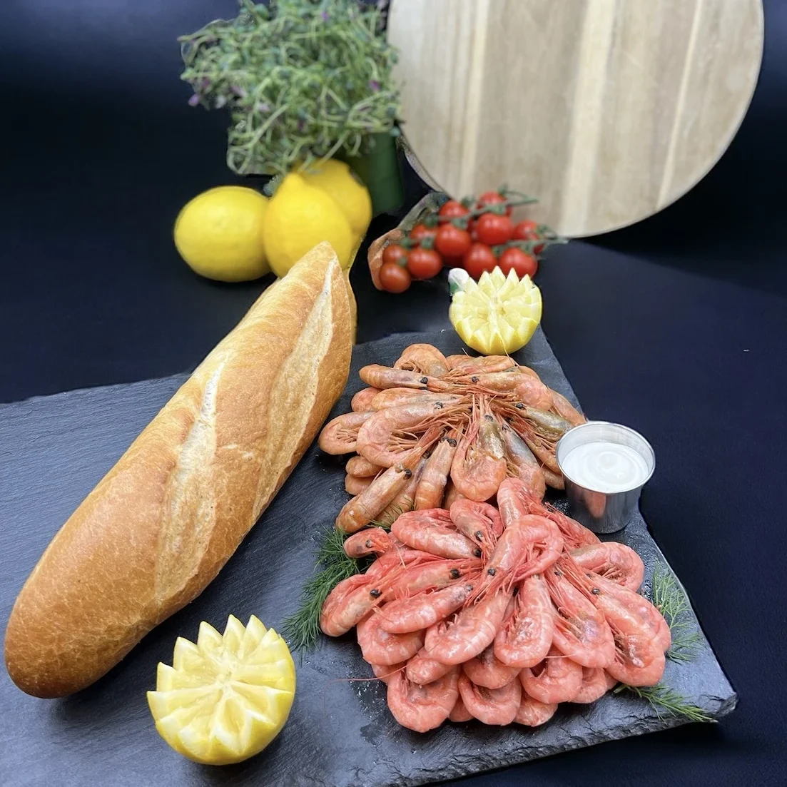 Räkkasse med färska räkor, rökta räkor, baguette och aioli