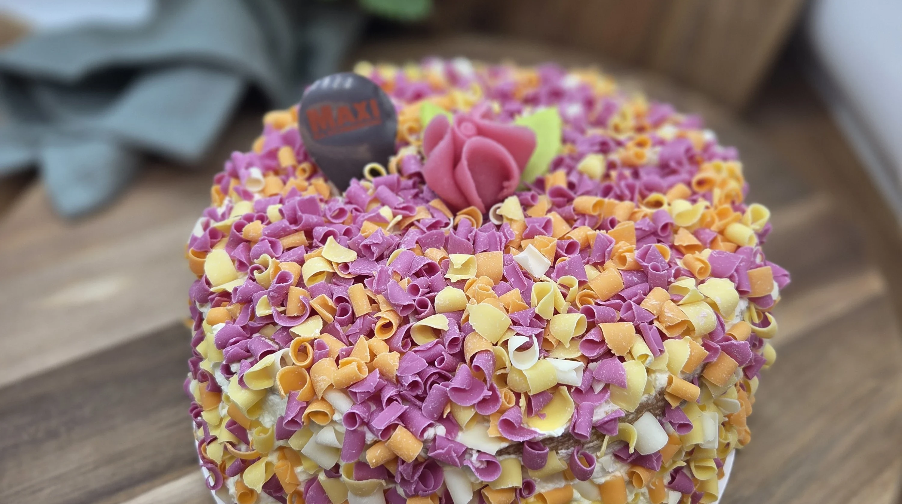 Citrontårta dekorerad med färgglada chokladcurls