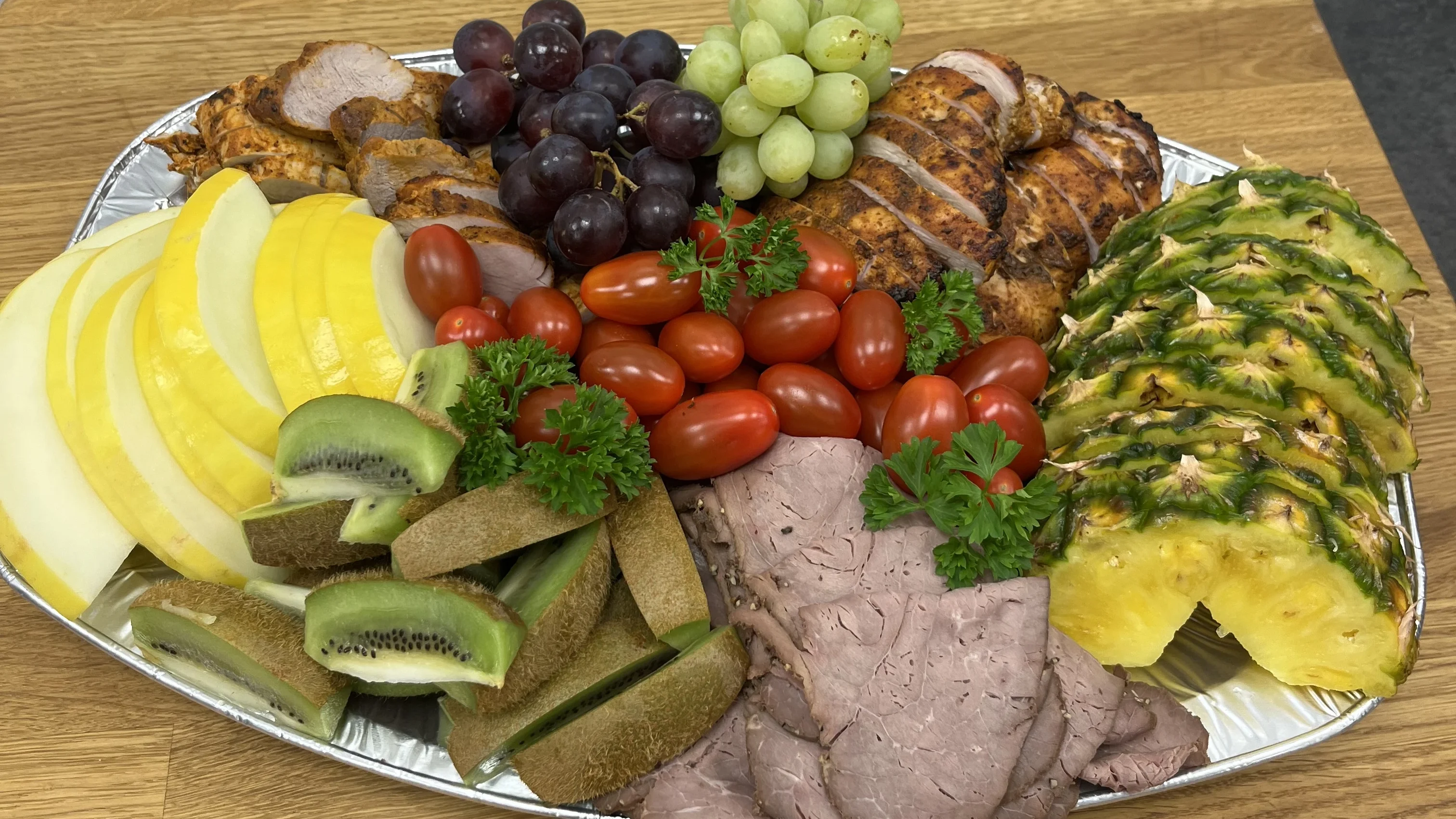 fat med kyckling och fläskfile samt rostbiff. Melon, vindruvor och ananas.