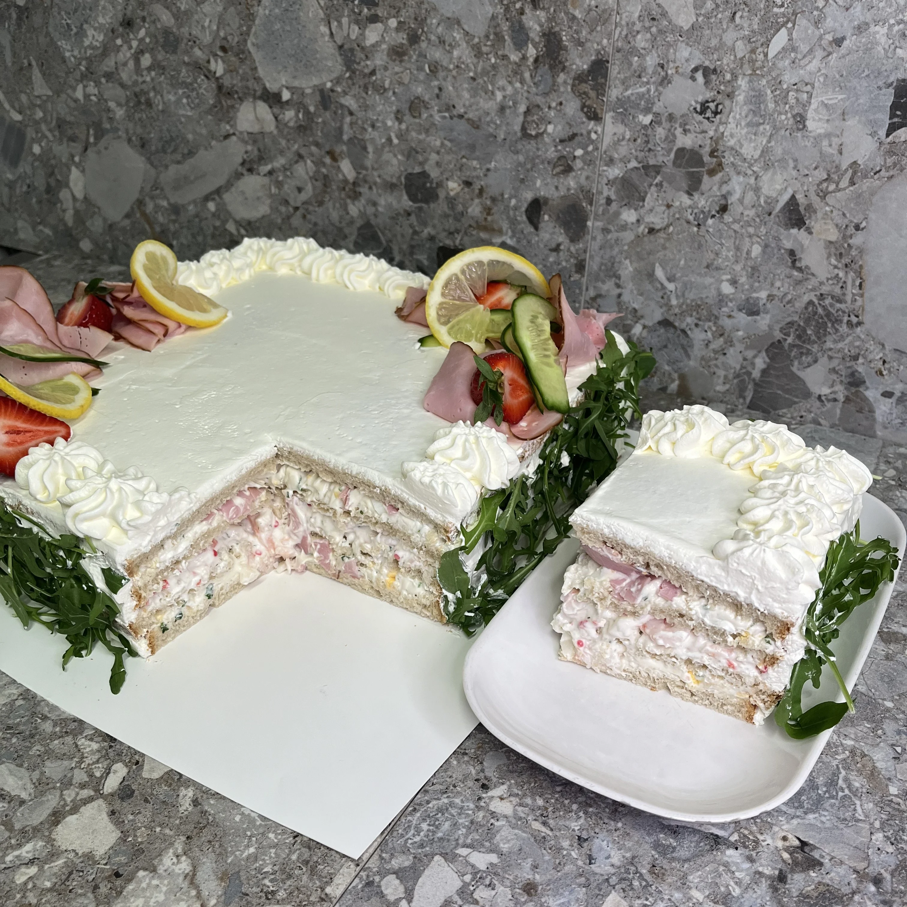 Smörgåstårta med skinkröra och räkor